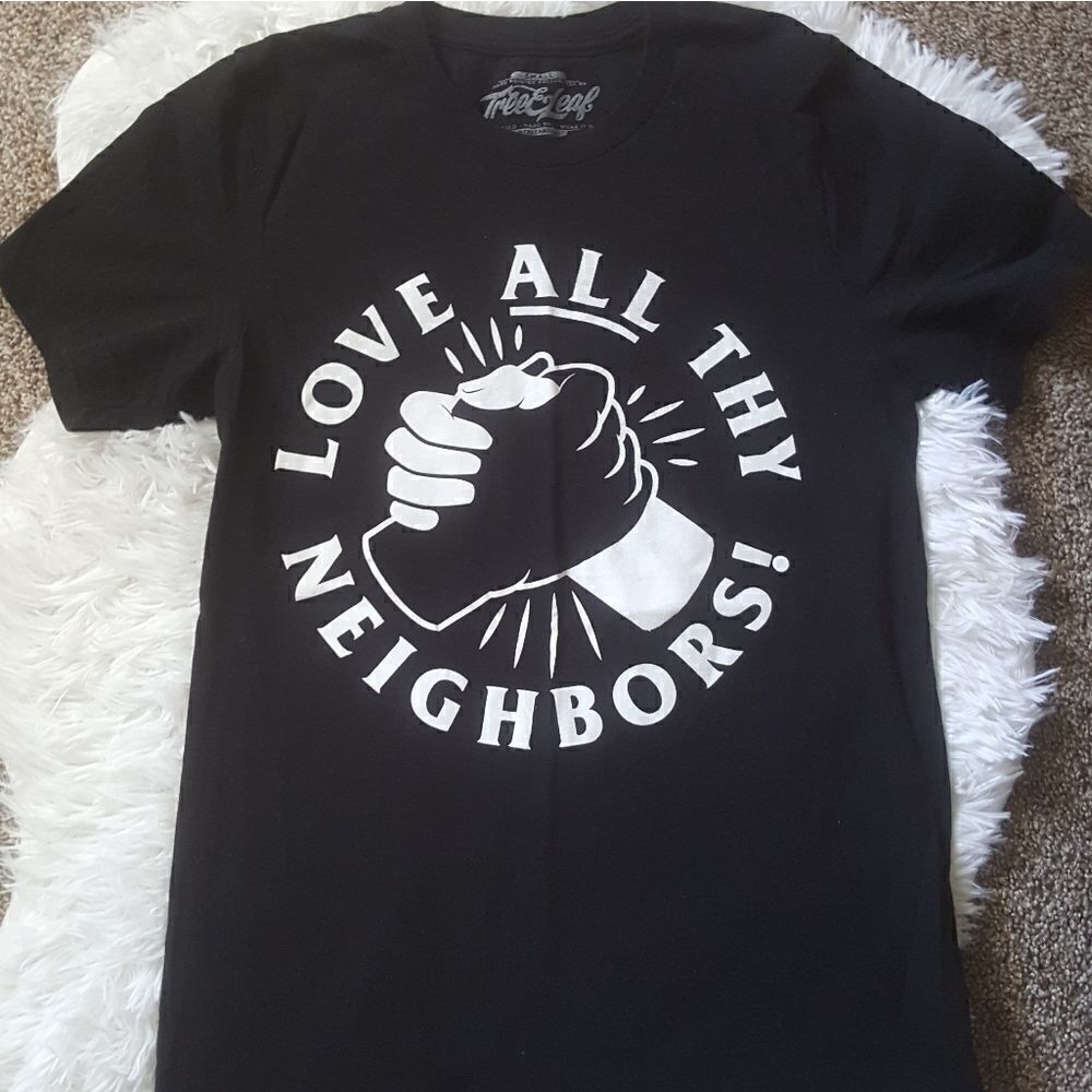 ‎Tree & Leaf Love all thy neighbors t-shirt Small